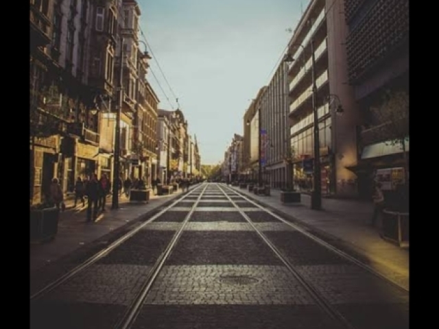Fica andando pela cidade๐