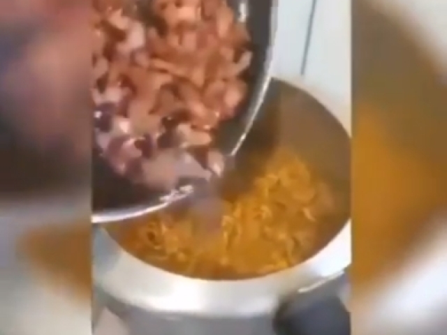 Macarrão de bacon com óleo e tudo