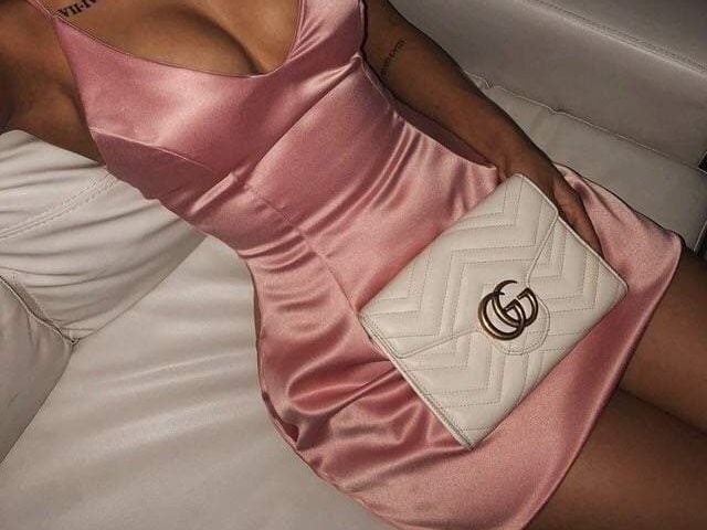 Um vestido sexy e delicado com uma bolsa de marca para ele/ela saber que eu entendo de estilo e arraso!