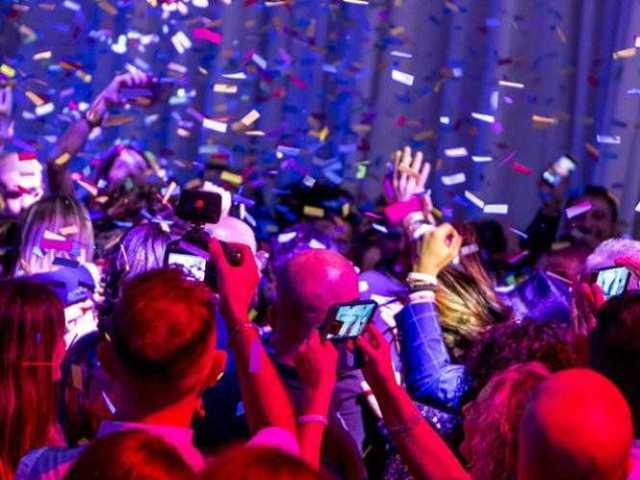 Ecletico com uns bailões ali, umas festas de eletronico aqui