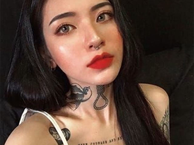 Apaixonante e durona, ela defende o que é dela, e por vezes até o que não é. Seus olhos penetrantes e hipnotizantes de dizem tanta coisa quanto suas belas tatuagens significativas.