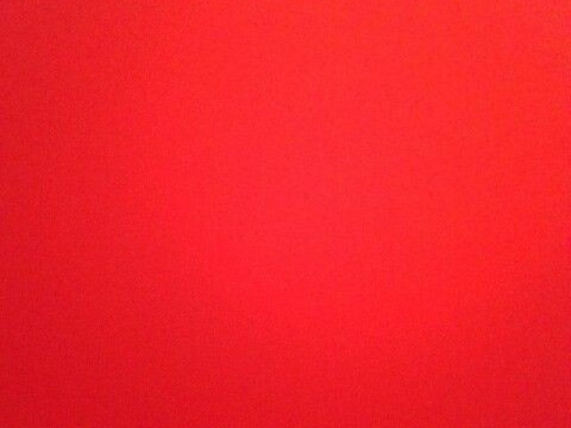 Vermelho.