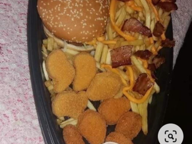 Porção de amburguer com batatas e outras delícias 😋