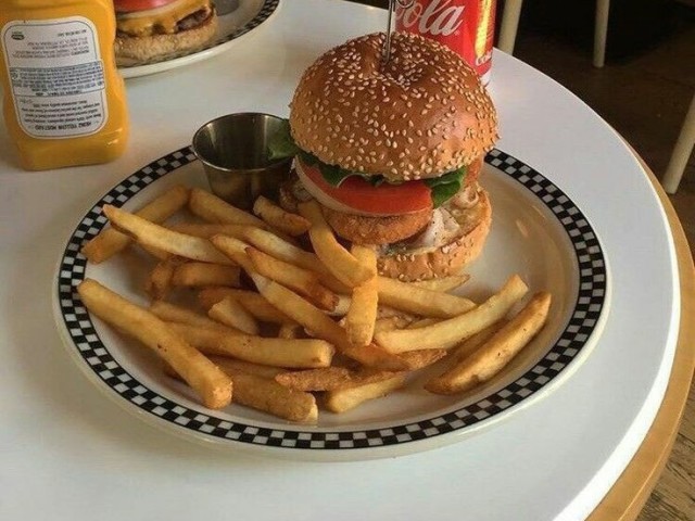 hambĂșrguer e batatas