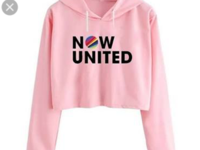 Com uma calça jeans rasgada e tênis da now united