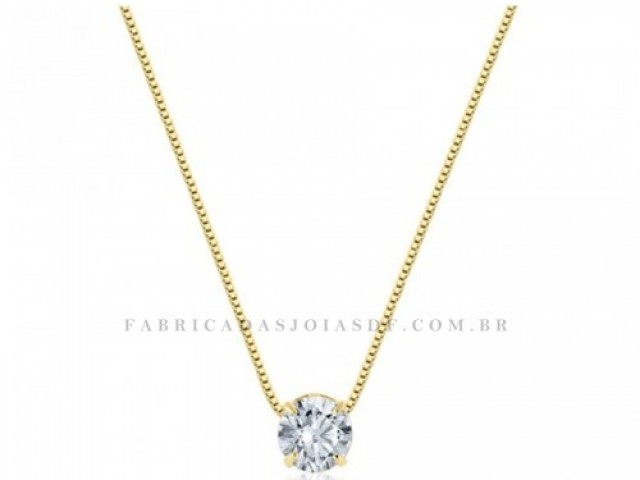 Um colar lindo de diamante😍😘😘