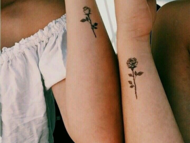 Alex: Da Riley! -falei animada.
Abri a caixa e tinha uns papeis. E olhei pra ela surpresa.
Alex: Cupons pra tatuagens? Tatuagens de irmãs? -pergunteu surpresa e ela assentiu.
Mark: Vocês não vão fazer tatuagem! -reclamou e todos riram.
(Foto da tatuagem)