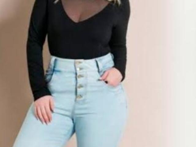 Uma blusa preta com manga longa com decote em renda,uma calça jeans Clara cos alta e um tênis preto