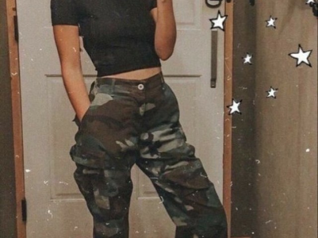 Uma cropped preto com uma calça Jeans exército e um tênis da nike branco