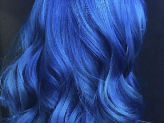 Cabelo azul escuro