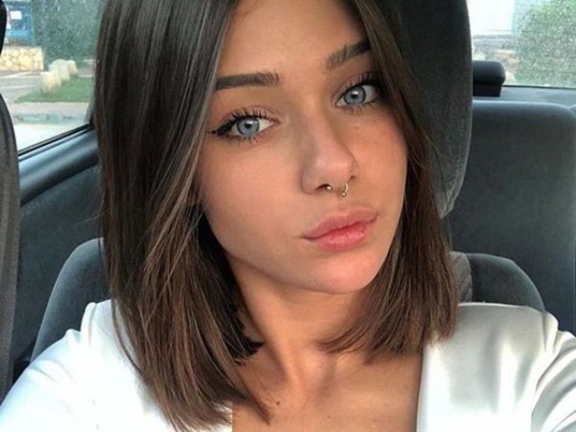 Cabelo castanho curto