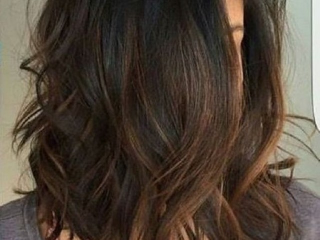 Cabelo castanho ondulado