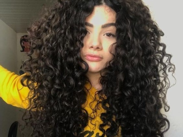 Cabelo preto cacheado