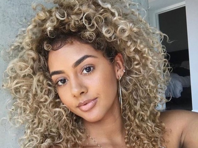Cabelo loiro cacheado