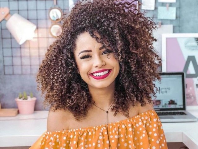 Cabelo castanho cacheado