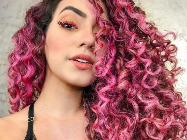 Cabelo rosa cacheado