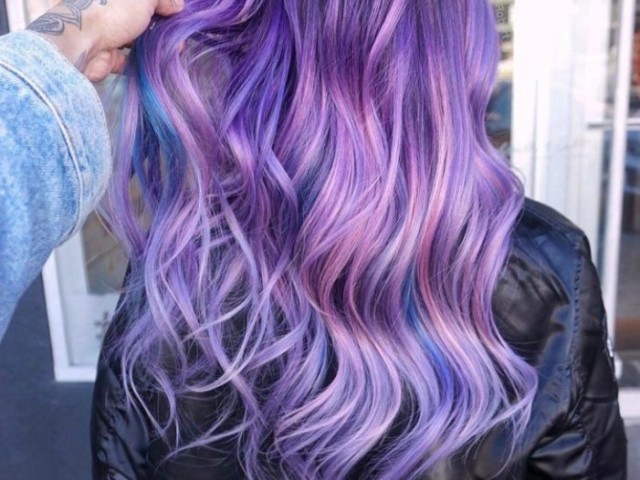 Cabelo roxo ondulado