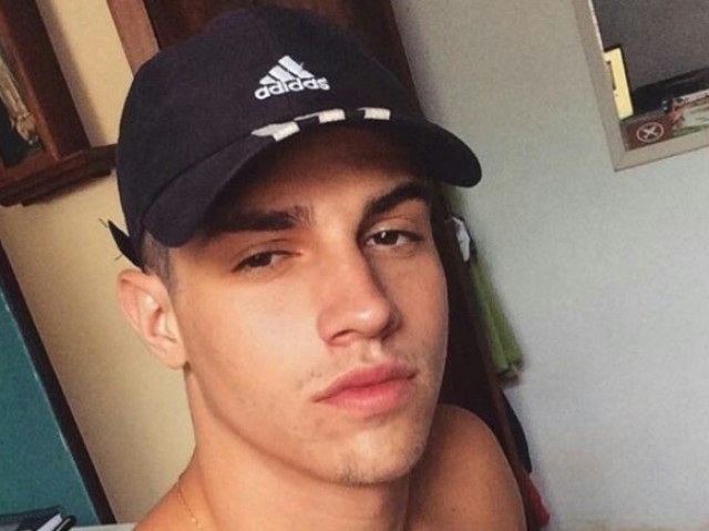 Alex:Primo do Luccas tem 19 anos ele é muito gente boa,extrovertido,gosta muito de fzr novas amizades,faz faculdade de administração,mora sozinho em apartamento próprio e é um cara muito independente,não gosta muito de brigas e se dar bem com todo mundo!!