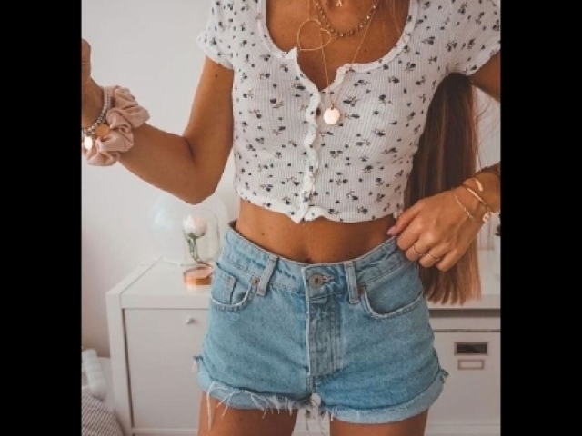 Shorts,camisa e uns acessórios