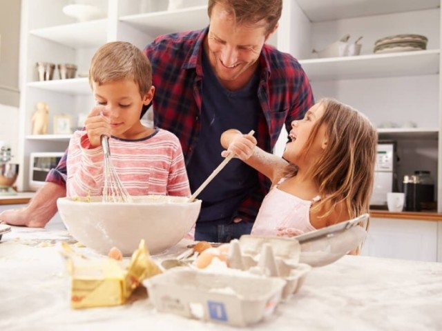 Filhos - Aquela bagunça boa na cozinha ajuda a desvendar novos sabores para a vida!