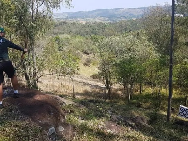 Espaços outdoor. Em locais abertos com aclives, declives ou outros acidentes geográficos. Para quem curte mais emoção e quer desafios na hora de disparar a flecha no alvo, sentindo a conexão com a natureza de forma mais intensa.