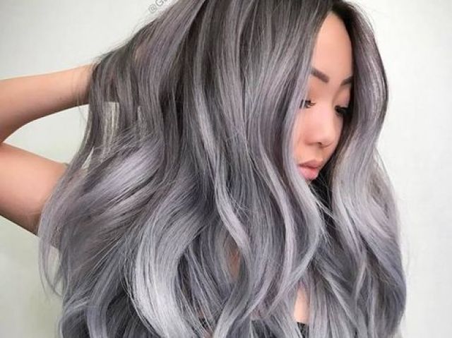 Esse bem platinado, gosto de outras cores também ,por min meu cabelo e um arco-íris 😁✌️.