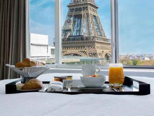 Em Paris, em um excelente hotel próximo a Torre Eiffel