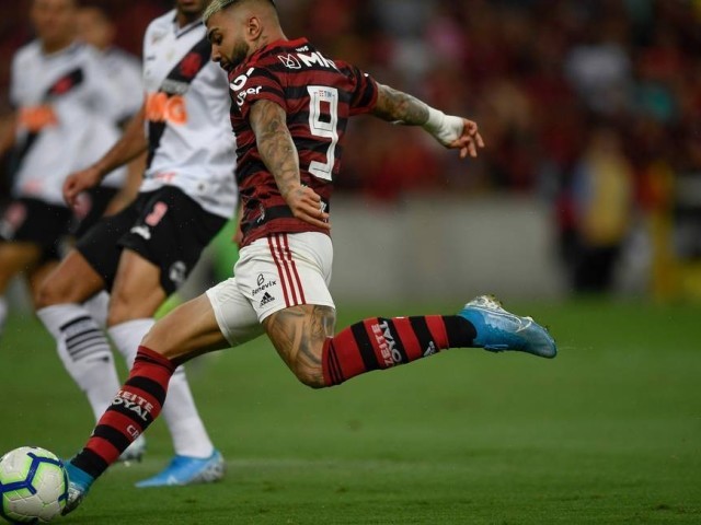 É goleador e faz gol até o adversário desistir