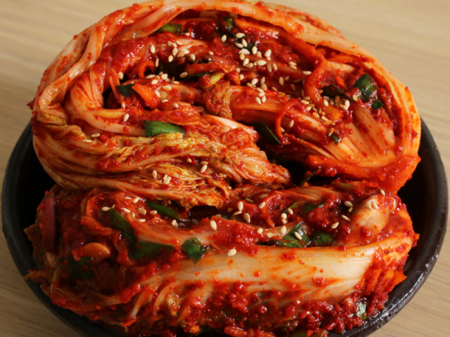 Kimchi! (Kimchi é uma comida tradicional coreana feita de vegetais temperados com bastante pimenta, alho, sal e outros condimentos que passam por um processo de fermentação antes de serem consumidos ou utilizados como ingrediente).