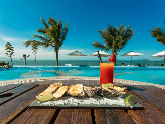 almoça no restaurante com vista para o mar