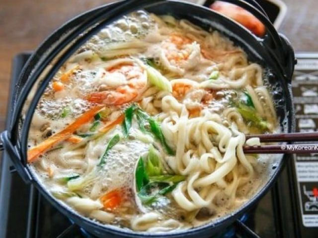 Korean Knife Noodles! (É um prato de macarrão coreano imposto de macarrão de farinha de trigo artesanal, cortado em faca, servido em uma tigela grande com caldo e outros ingredientes. É tradicionalmente considerado um alimento sazonal , consumido na maioria das vezes no verão. Seu nome vem do fato de que os macarrão não são extrudados ou centrifugados, mas cortados.)