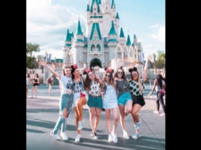 Fazer uma viagem pra Disney com suas melhores amigas