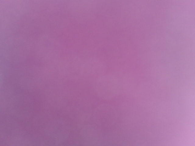 Roxo.