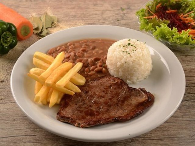 Arroz, feijão, bife e batata frita