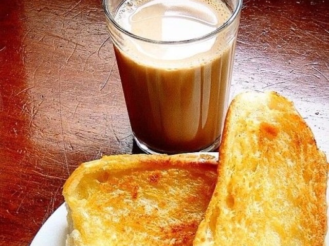 Pão na chapa e café com leite