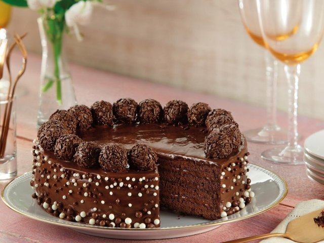 Bolo de chocolate feito por perfeição em forma de pessoaaaaa