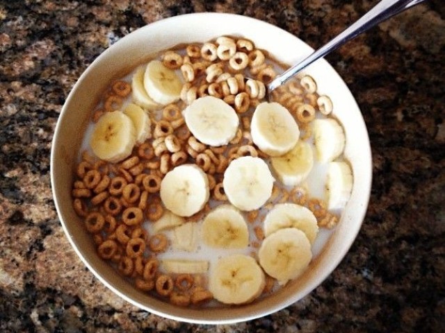 Preparo cereal com banana