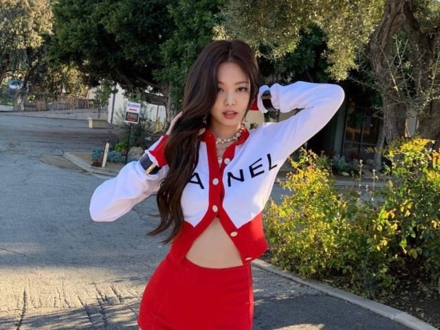 Jennie (A menina mais popular e rica da escola)
/Eles formam um casal lindo e todo mundo shippa/