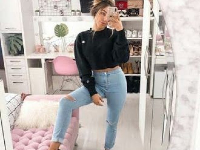 Blusa preta moletom curto calça jeans rasgada e tênis vans preto