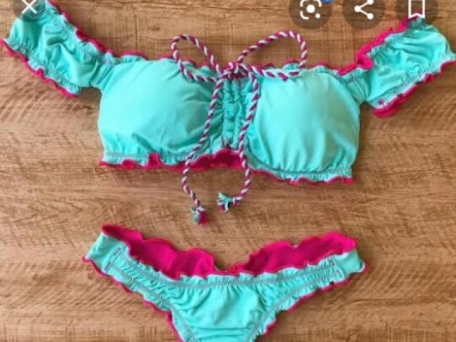 O mesmo biquíni mas ciano com rosa