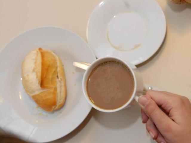 café com leite e pão com manteiga