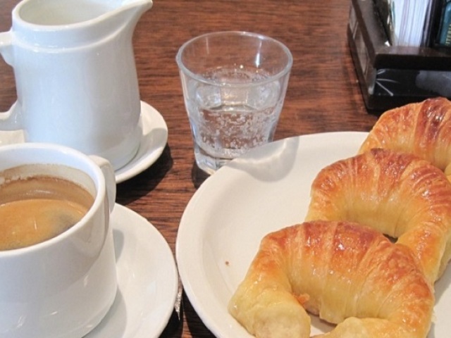 croissant e café com leite