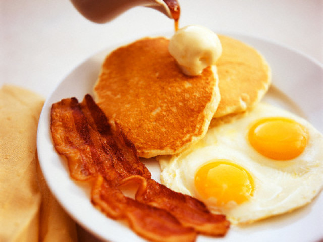 café americano : ovo frito com panquecas americanas e bacon