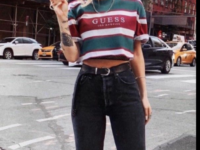 đ»Cropped listrado e uma calça pretađ»