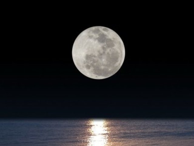 o/a que está sempre no mundo da lua