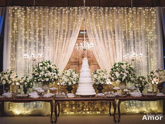 Aqui a mesa do bolo de casamento