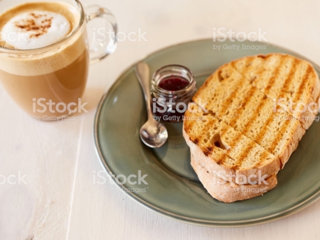 Só um café com torradas mesmo, não sinto muita fome de manhã