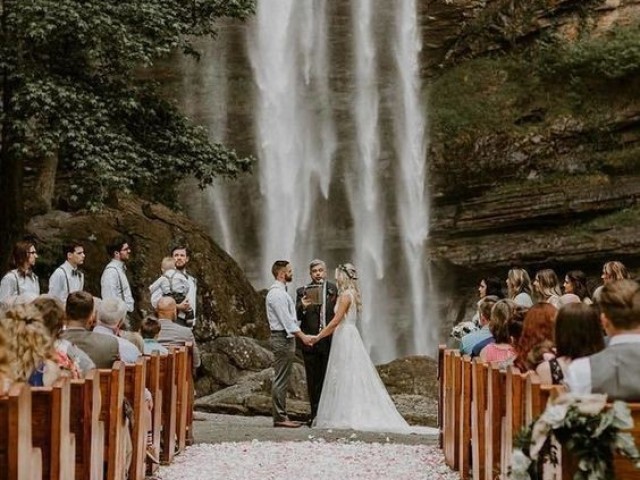 Em frente a uma cachoeira