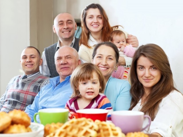 Cercado pela família e envolvido com a formação cultural dos netos