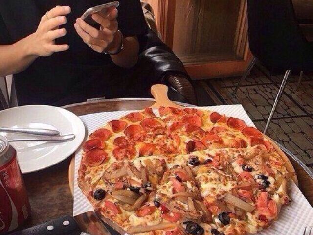 comer uma pizza